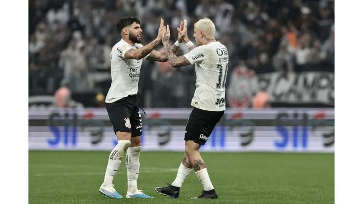 SP - SAO PAULO - 28/05/2023 - BRASILEIRO A 2023, CORINTHIANS X FLUMINENSE - Roger Yuri Alberto e Róger Guedes comemorando gol em partida entre Corinthians e Fluminense, na Neo Química Arena, pelo Campeonato Brasileiro de 2023, no dia 28/05