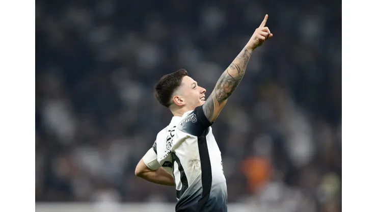 Corinthians e Grêmio duelam pela Copa do Brasil.