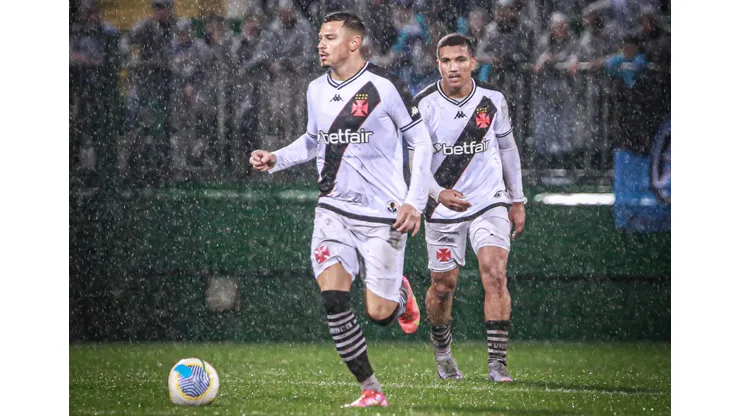 Atlético-GO e Vasco duelam pela Copa do Brasil.