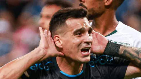 Franco Cristaldo durante partida contra o Goiás. Meio-campista gera interesse do futebol do exterior.