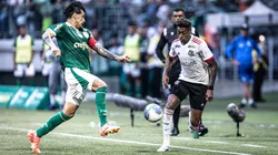 Gustavo Gomez jogador do Palmeiras disputa lance com Bruno Henrique jogador do Flamengo durante partida no estadio Arena Allianz Parque pelo campeonato Brasileiro A 2024.