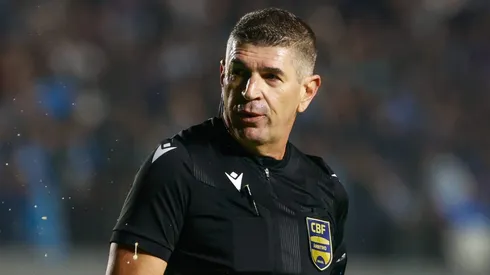 RS - CAXIAS DO SUL - 04/07/2024 - BRASILEIRO A 2024, GREMIO X PALMEIRAS - O arbitro Marcelo de Lima Henrique durante partida entre Gremio e Palmeiras no estadio Francisco Stedile pelo campeonato Brasileiro A 2024. Foto: Luiz Erbes/AGIF
