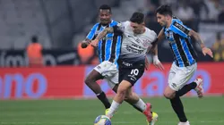 Jogadores de Corinthians e Grêmio disputando bola. Foto: Ettore Chiereguini/AGIF