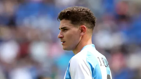 Julian Alvarez da Argentina durante partida dos Jogos de Paris. (Foto de Claudio Villa/Getty Images)