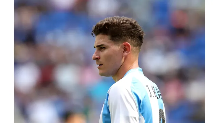 Julian Alvarez da Argentina durante partida dos Jogos de Paris. (Foto de Claudio Villa/Getty Images)