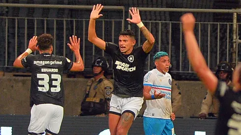 Tiquinho Soares comemora gol pelo Botafogo. Foto: Walmir Cirne/AGIF