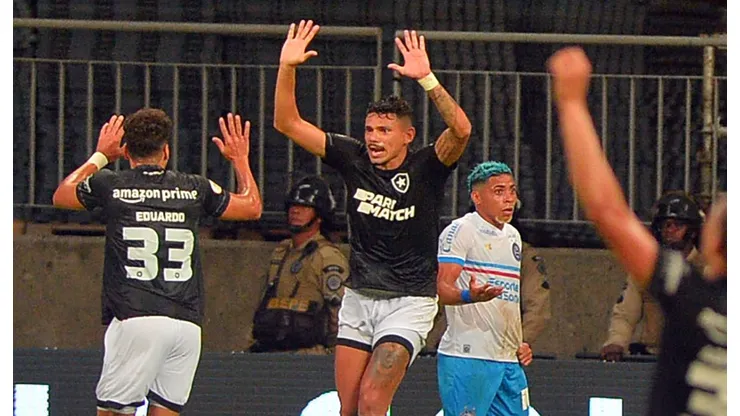 Tiquinho Soares comemora gol pelo Botafogo. Foto: Walmir Cirne/AGIF