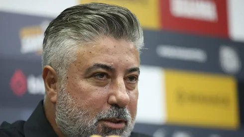 Alexandre Gallo durante coletiva no Peixe. Dirigente comanda negociações no clube.