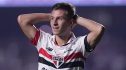 Giuliano Galoppo, jogador do São Paulo, lamenta durante partida contra o Gremio no estadio Morumbi pelo campeonato Brasileiro A 2024. Foto: Ettore Chiereguini/AGIF