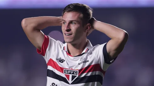 Giuliano Galoppo, jogador do São Paulo, lamenta durante partida contra o Gremio no estadio Morumbi pelo campeonato Brasileiro A 2024. Foto: Ettore Chiereguini/AGIF