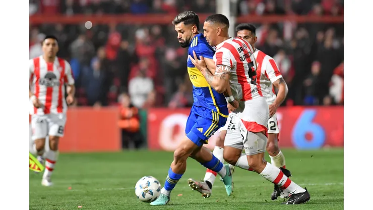 Milton Giménez, do Boca Juniors, duela com Fernando Alarcón, do Instituto (Foto: Hernan Cortez/Getty Images)