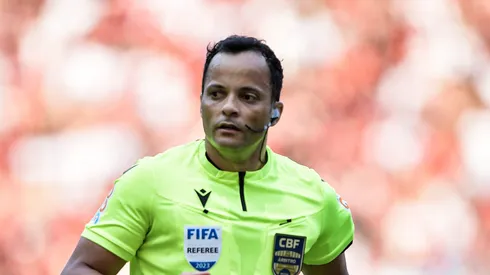 O árbitro Savio Pereira Sampaio durante partida entre Flamengo e Bahia no estádio Maracanã pelo Brasileirão Série A 2023. Foto: Thiago Ribeiro/AGIF