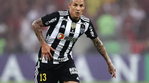 RIO DE JANEIRO, BRAZIL - JULY 13: Guilherme Arana of Atletico-MG controls the ball during a Copa Do Brasil 2022 Round of Sixteen second leg match between Flamengo and Atletico Mineiro at Maracana Stadium on July 13, 2022 in Rio de Janeiro, Brazil. (Photo by Buda Mendes/Getty Images)