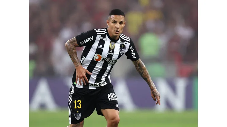 RIO DE JANEIRO, BRAZIL - JULY 13: Guilherme Arana of Atletico-MG controls the ball during a Copa Do Brasil 2022 Round of Sixteen second leg match between Flamengo and Atletico Mineiro at Maracana Stadium on July 13, 2022 in Rio de Janeiro, Brazil. (Photo by Buda Mendes/Getty Images)