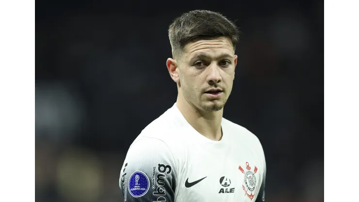 SAO PAULO, BRAZIL - MAY 28: Rodrigo Garro of Corinthians looks on during a Group F match between Corinthians and Racing de Montevideo as part of CONMEBOL Sudamericana 2024 at Neo Quimica Arena on May 28, 2024 in Sao Paulo, Brazil. (Photo by Alexandre Schneider/Getty Images)