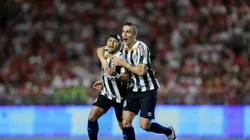 Serginho (à esquerda) comemora gol marcado pelo Santos