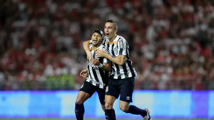 Serginho (à esquerda) comemora gol marcado pelo Santos