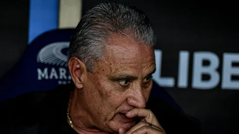 Tite durante partida contra o Millonarios. Treinador é criticado na rede social.
