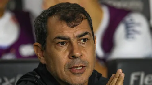 Carille durante partida contra o Chapecoense. Meio-campista não recebeu chances com o treinador.