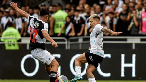 Galdames e Soteldo em dividem a bola em partida entre Vasco e Grêmio. Foto: Thiago Ribeiro/AGIF