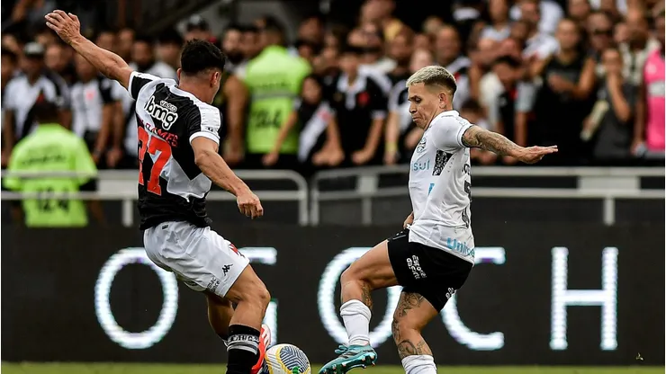 Galdames e Soteldo em dividem a bola em partida entre Vasco e Grêmio. Foto: Thiago Ribeiro/AGIF