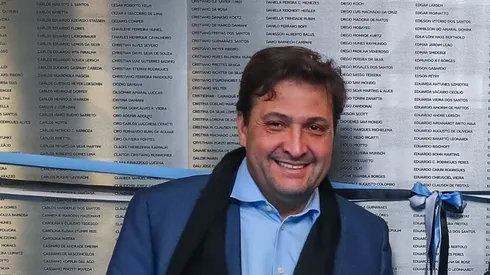 Presidente do Grêmio Alberto Guerra inaugura, junto aos socios, placas em homenagem aos sócios adimplentes durante o período da pandemia. FOTO: LUCAS UEBEL/GREMIO FBPA