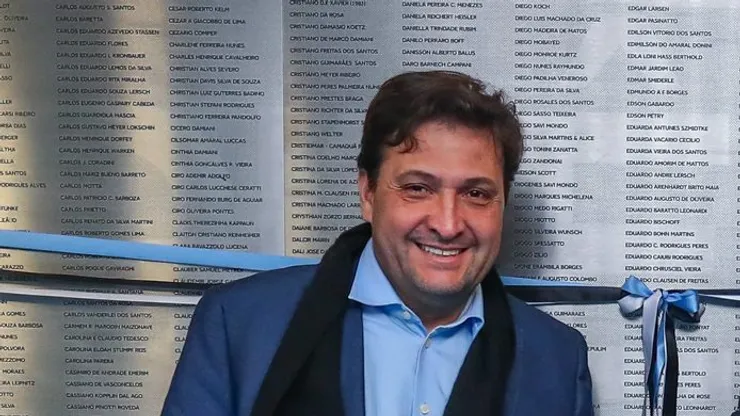 Presidente do Grêmio Alberto Guerra inaugura, junto aos socios, placas em homenagem aos sócios adimplentes durante o período da pandemia. FOTO: LUCAS UEBEL/GREMIO FBPA