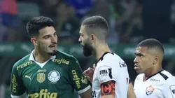 Flaco López, jogador do Palmeiras, discute com jogador do Vitória durante partida no estádio Arena Allianz Parque pelo Brasileirão Série A 2024. Foto: Marcello Zambrana/AGIF