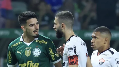 Flaco López, jogador do Palmeiras, discute com jogador do Vitória durante partida no estádio Arena Allianz Parque pelo Brasileirão Série A 2024. Foto: Marcello Zambrana/AGIF