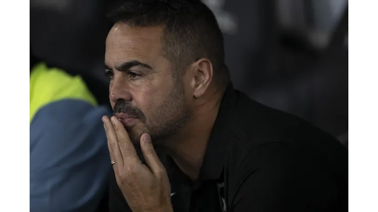 Artur Jorge, técnico do Botafogo, durante partida contra o Cruzeiro no estadio Engenhao pelo campeonato Brasileiro A 2024. Foto: Jorge Rodrigues/AGIF
