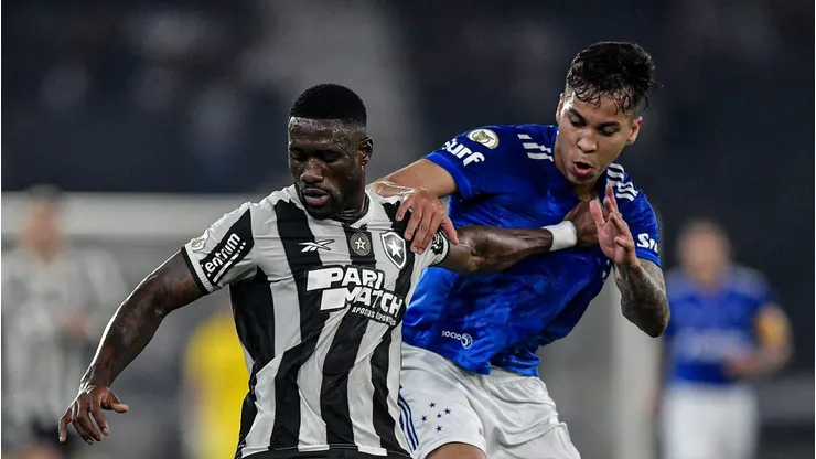 Bastos jogador do Botafogo durante partida contra o Cruzeiro no estadio Engenhao pelo campeonato Brasileiro A 2024. Foto: Thiago Ribeiro/AGIF