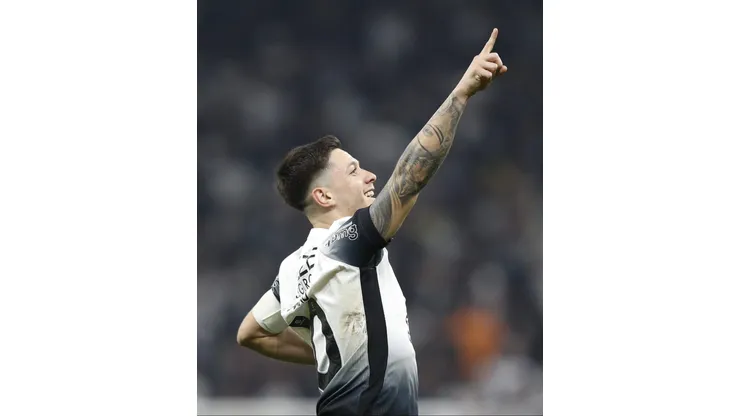 SAO PAULO, BRAZIL - JULY 25: Rodrigo Garro of Corinthians celebrates after scoring te team´s second goal during a match between Corinthians and Gremio as part of Brasileirao Series A 2024 at Neo Quimica Arena on July 25, 2024 in Sao Paulo, Brazil. (Photo by Miguel Schincariol/Getty Images)