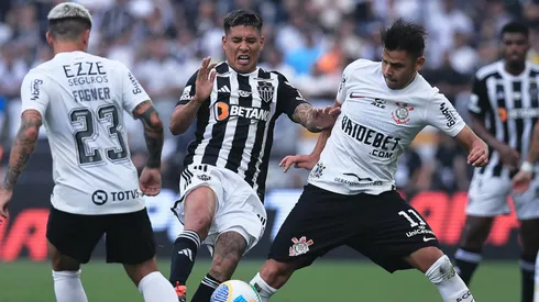 Jogadores de Corinthians e Atlético-MG em partida do Campeonato Brasileiro