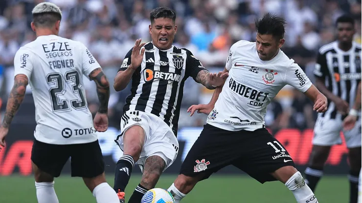 Jogadores de Corinthians e Atlético-MG em partida do Campeonato Brasileiro