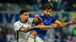 Lucas Silva disputa a bola pelo Cruzeiro. Foto: Fernando Moreno/AGIF