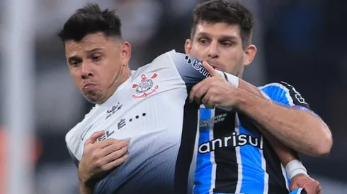 Kannemann e Romero disputando lance em partida entre Corinthians e Grêmio, na Neo Química Arena, pelo Campeonato Brasileiro, no dia 25/07/2024.