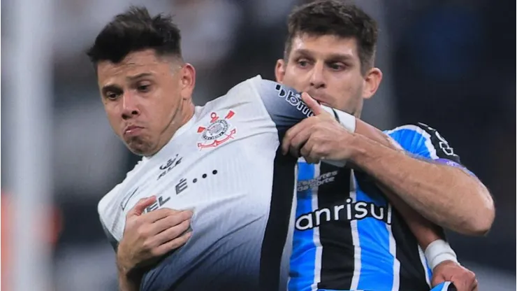 Kannemann e Romero disputando lance em partida entre Corinthians e Grêmio, na Neo Química Arena, pelo Campeonato Brasileiro, no dia 25/07/2024.