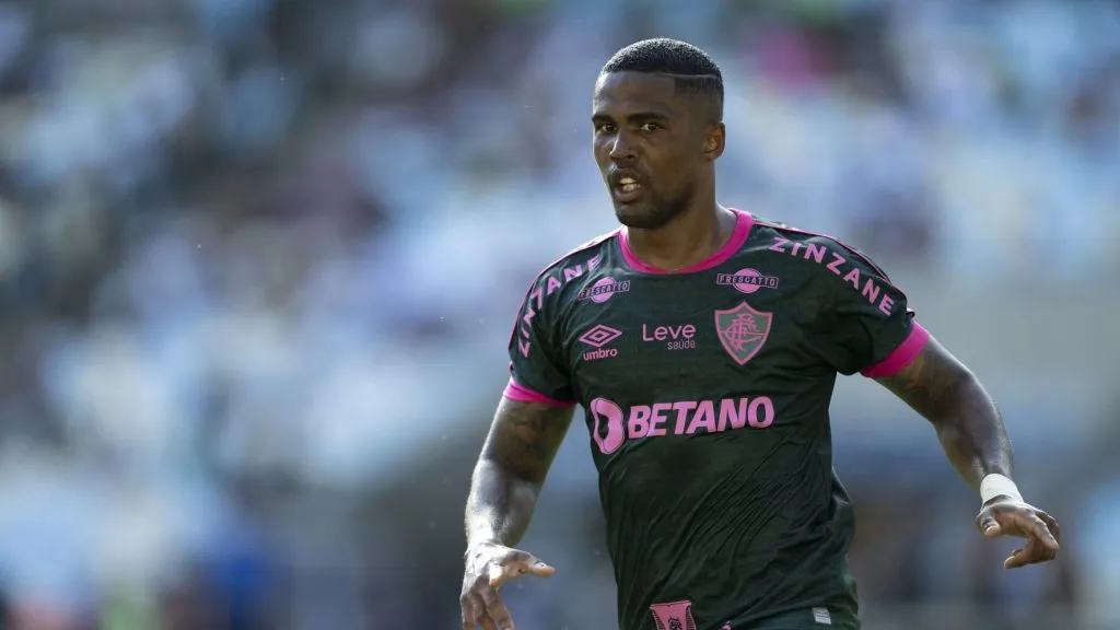 Douglas Costa não foi bem pelo Fluminense -  Foto: Jorge Rodrigues/AGIF