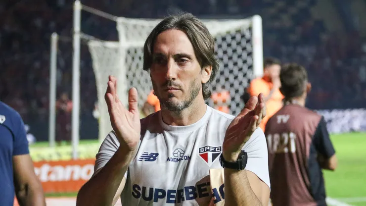 Treinador são-paulino durante partida da equipe