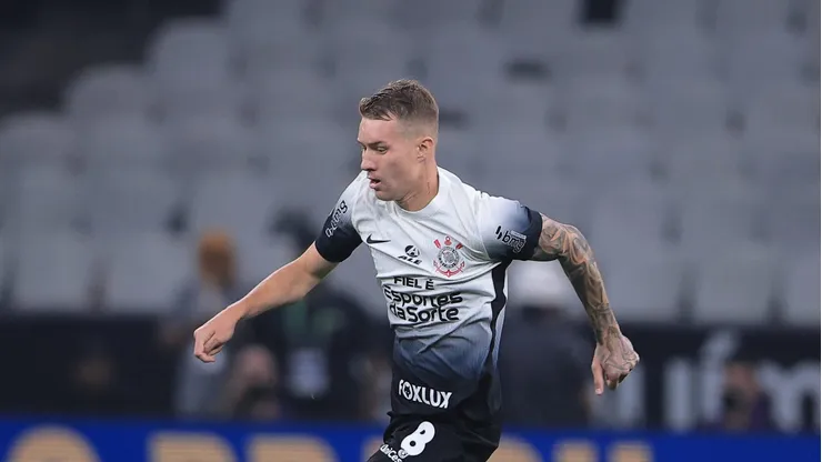 Volante durante a 1ª partida pelo Timão, contra o Grêmio