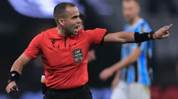 Árbitro foi criticado pelo pênalti a favor do Corinthians.