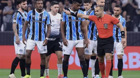 Jogadores do Grêmio reclamam com a arbitragem durante partida contra o Corinthians no estádio Arena Corinthians pelo campeonato Brasileiro A 2024. Foto: Marcello Zambrana/AGIF
