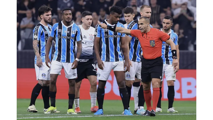 Jogadores do Grêmio reclamam com a arbitragem durante partida contra o Corinthians no estádio Arena Corinthians pelo campeonato Brasileiro A 2024. Foto: Marcello Zambrana/AGIF