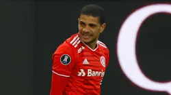 Taison movimentou a torcida do Colorado.