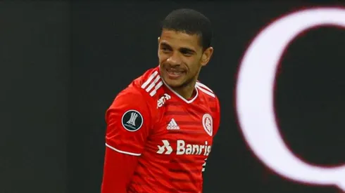 Taison movimentou a torcida do Colorado.