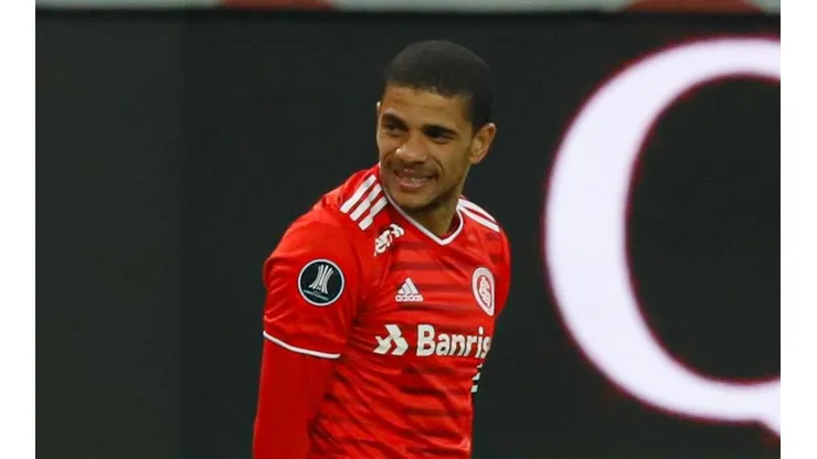 Taison movimentou a torcida do Colorado.