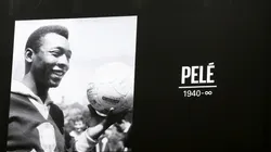 Foto: Marco Luzzani/Getty Images | Homenagem a Pelé antes da partida da Serie A entre FC Internazionale e SSC Napoli no Estádio Giuseppe Meazza