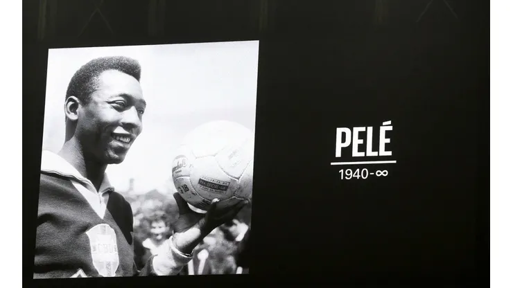 Foto: Marco Luzzani/Getty Images | Homenagem a Pelé antes da partida da Serie A entre FC Internazionale e SSC Napoli no Estádio Giuseppe Meazza