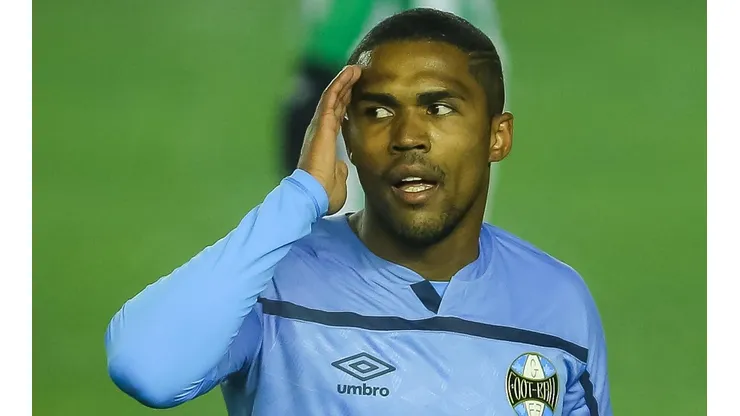Douglas Costa abre o jogo e revela se jogaria no Inter