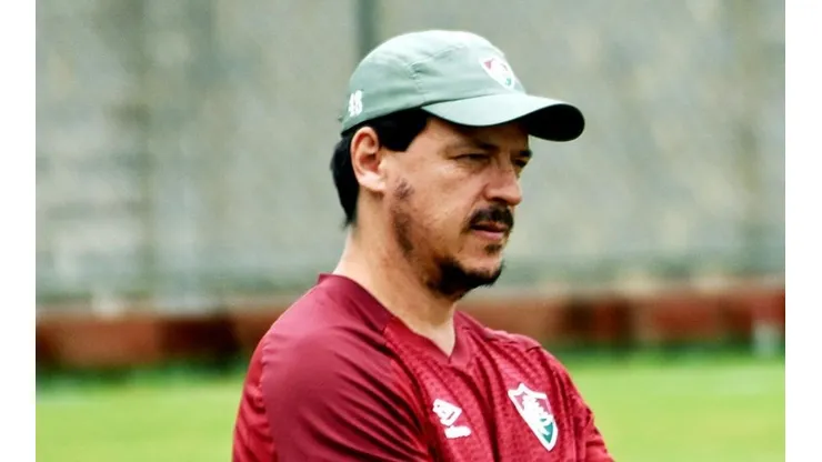 Diniz é surpreendido com possível saída de atacante para rival